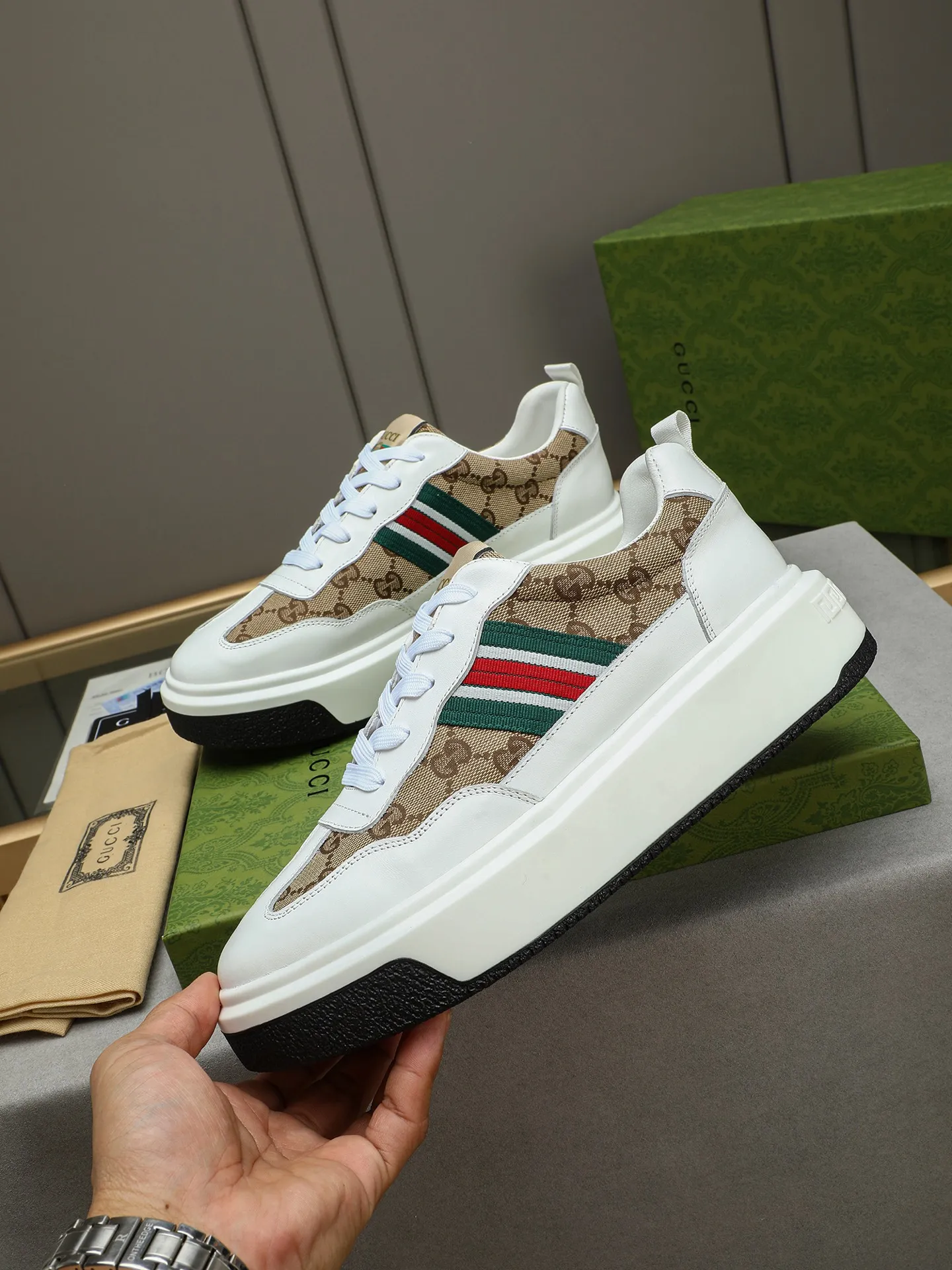 Men's shoes 💰480 New men's shoes GUCCI Fashion trend Made of first-layer calfskin ➕ washed sheep lining! The foot feels super comfortable and the workmanship is impeccable. Foam ultra-light outsole, size: 38-44 (45 customized) 4 colors to choose from!